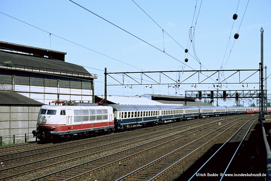 http://www.bundesbahnzeit.de/galerien/103%20-%20Starlok%20der%20DB/jpg-Bilder/b31-103%20174.jpg
