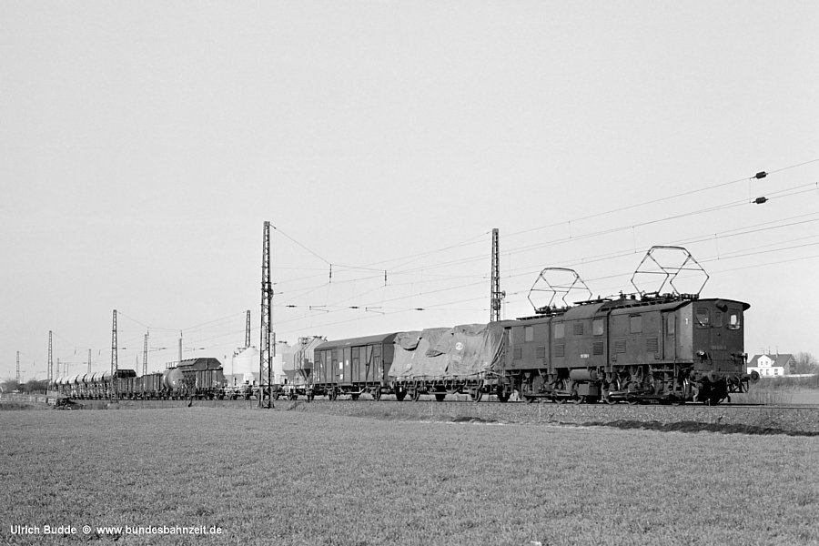 http://www.bundesbahnzeit.de/galerien/Altbau-Elloks%20im%20Revier/jpg-Bilder/b40-191%20018.jpg