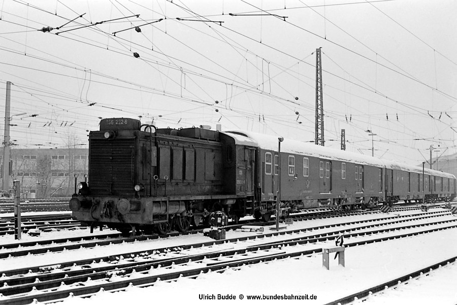 Nachdem die Oberpostdirektion Hannover zum 01.08.72 den Rangierdienst mit eigenen Loks (rote WR360C14) im Bereich des Bahnpostamts Hannover aufgegeben hatte, übernahmen die 236 des Bw Hannover diese Aufgaben. Am 14.02.76 lag sogar ein wenig Schnee, als <b>236 222-6</b> vor einigen Postwagen auf den Gleisen des Bahnpostamts verewigt werden konnte.