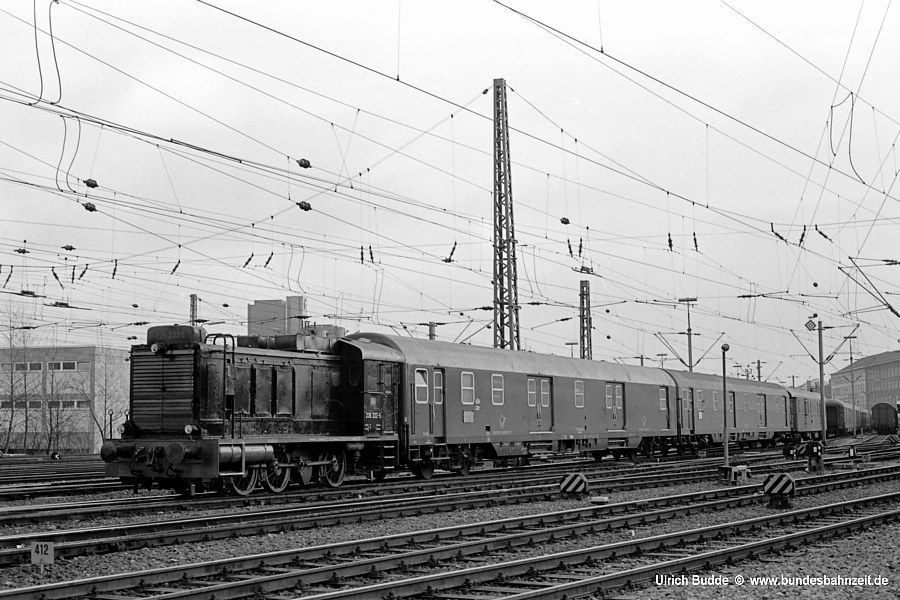Und noch einmal dieselbe Lok von vorn: <b>236 232-5</b> im Rangierdienst am Bahnpostamt Hannover, 03.12.75. Jetzt sieht man besser, dass diese Lok auch mit zusätzlichen Kraftstofftanks auf der Motorhaube ausgestattet ist.