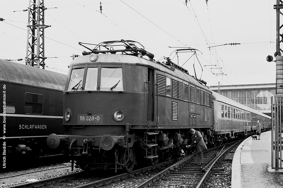 Die Bundesbahnzeit Die Zierlinien der E18